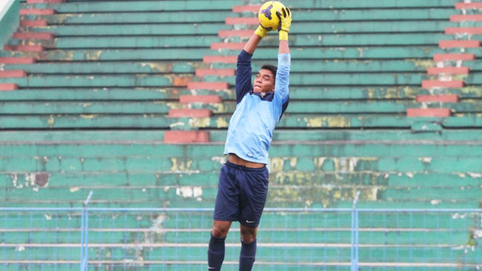 Kiper andalan klub Liga 1 Arema FC, Teguh Amirudin ternyata pernah dijerat sanksi oleh pihak sekolah, gara-gara mengikuti konvoi kendaraan bermotor.